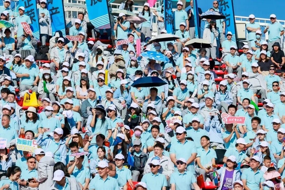 5-觀看運(yùn)動會的中國五礦職工