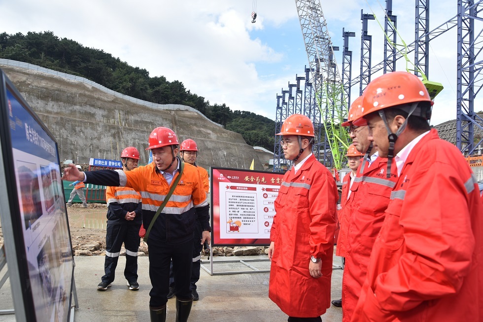 朱可炳聽取陳臺(tái)溝鐵礦1100萬(wàn)噸 年選礦工程地表施工情況介紹